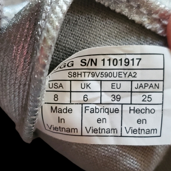 UGGS Metallic Silver ARIES Sneakers, size 8. Runs large. - Picture 4 of 6